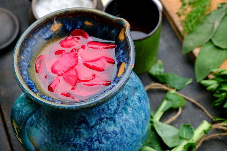 Beneficios del agua de rosas