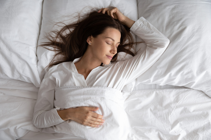 ¿No duermes bien? Aleja estas cosas de tu cama