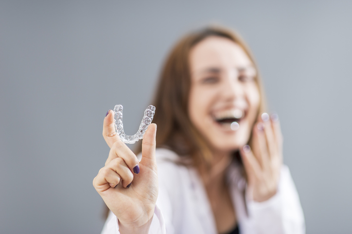 ventajas de la ortodoncia invisible frente a los brackets