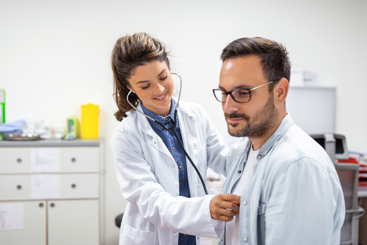 médico auscultando el corazón